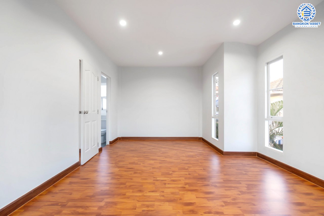 บ้านมือสองตกแต่งใหม่ คุณภาพแบรนด์ LH ม.ชลลดา บางใหญ่-เซ็นทรัลเวสต์เกต เนื้อที่ 52.5 ตร.ว. ฟังก์ชั่น 4 ห้องนอน(มีห้องนอนชั้นล่าง) 2 ห้องน้ำ Facilities ครบครัน พร้อมทุกการเข้าอยู่ บนทำเลเดินทางสะดวก ใกล้ ถ.กาญจนาภิเษก และเพียง 10 นาทีถึงรถไฟฟ้า "สถานีคลองบางไผ่"